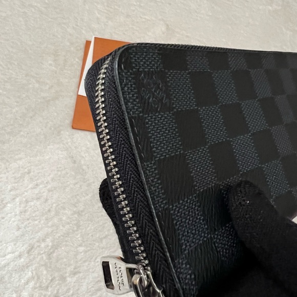 Authentic Louis Vuitton Graphite Long Zip Wallet - Picture 3 of 12